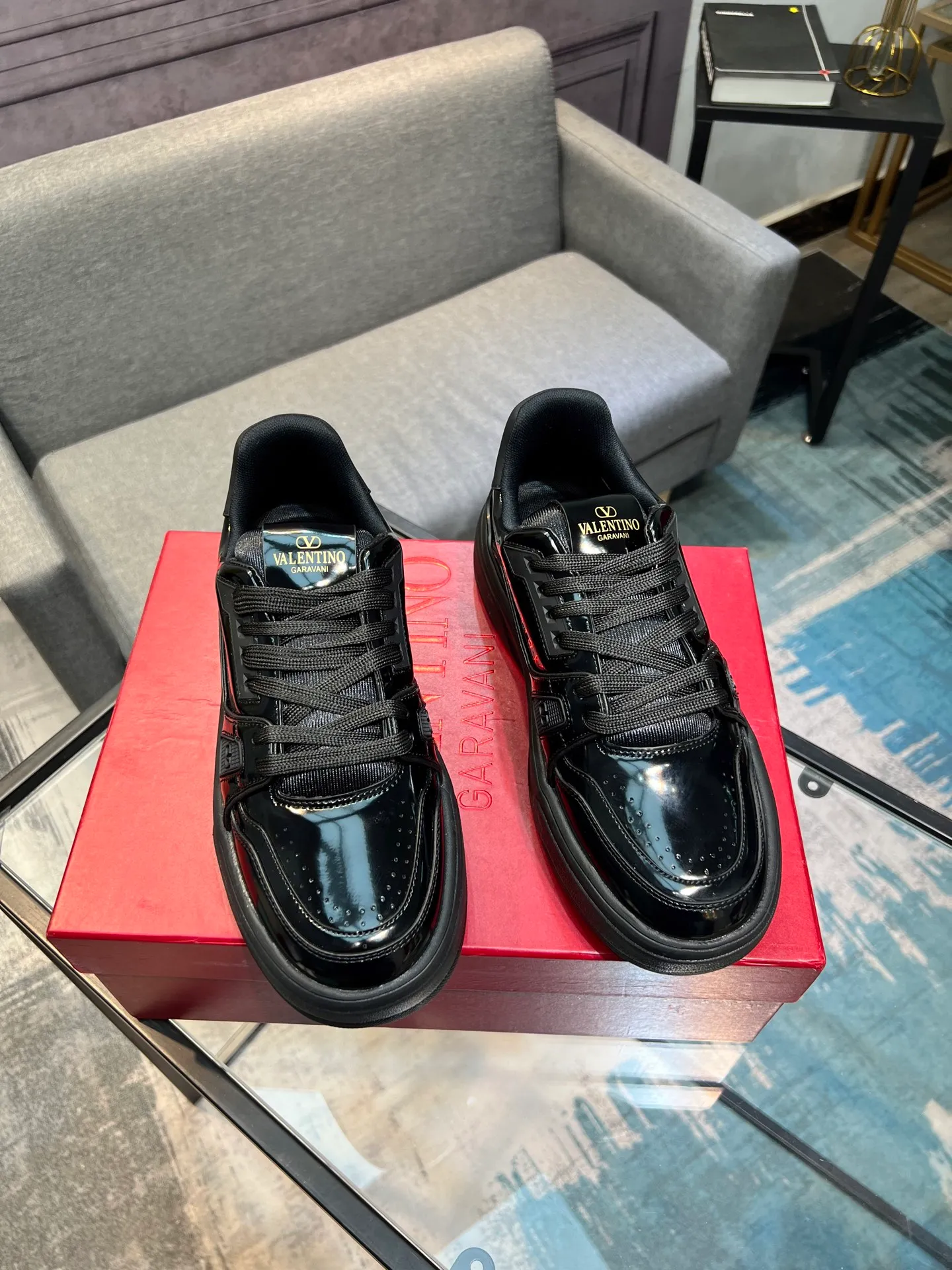 Men's men's shoes 💰660 𝑽𝒂𝒍𝒆𝒏𝒕𝒊𝒏𝒐 Valentino 𝑶𝒏𝒆𝑺𝒕𝒖𝒅 Couple's sneaker series Valentino 2025 latest couple's sneakers, celebrity style, hot sale. The original ZP was purchased and dismantled. Repeated pattern making and modification. I strive to restore the original version 1:1! Top luxury masterpiece, soft and comfortable, combining fashion and leisure, bringing excellent elegant texture and excellent on-foot comfort. Top purchase version upper: imported calfskin surface/original oil edge craftsmanship. Inner: water-dyed cowhide lining. Outsole: original development 𝐓𝐏𝐔 two-color combination outsole. Packaging: original configuration complete package. Code number: 35-44 yards. 34.45 can be customized. Can be customized (self-labeled-no label) order.